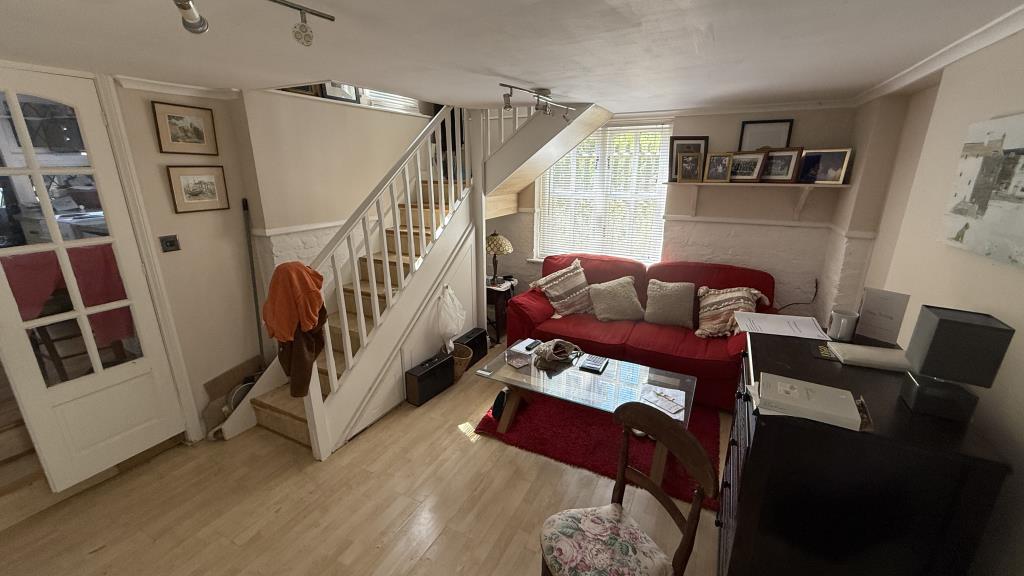 Lot: 42946 - RARE FREEHOLD OPPORTUNITY - A SUBSTANTIAL AND ESTABLISHED RESIDENTIAL, COMMERCIAL AND GRAZING LAND COMPLEX - Interior image of living room in Annexe
